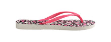 Laden Sie das Bild in den Galerie-Viewer, Model Back: Havaianas Tongs Slim Animals White/Rose
