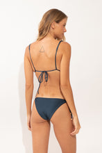 Laden Sie das Bild in den Galerie-Viewer, Model Back: Rio De Sol Bas Bottom Shimmer-Shark Ibiza-Comfy-Gold
