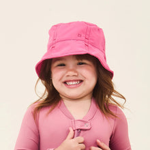 Laden Sie das Bild in den Galerie-Viewer, Model Front: Uv Line Bob Hat Napoli Basic Kids Nac Inf Pink Upf50+
