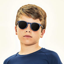 Laden Sie das Bild in den Galerie-Viewer, Model Front: Uv Line Lunettes De Soleil Kids Sunglasses Marinho Uv400
