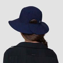 Laden Sie das Bild in den Galerie-Viewer, Model Back: Uv Line Bob Hat California Nac Fem Navy Blue Upf50+
