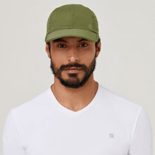 Laden Sie das Bild in den Galerie-Viewer, Model Front: Uv Line Casquette Cap Uv Pro Masc Green Militar Upf50+
