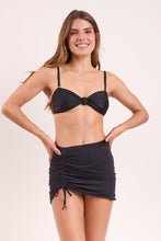 Laden Sie das Bild in den Galerie-Viewer, Model Front: Rio De Sol Jupe De Page Black Mini Skirt Ruched
