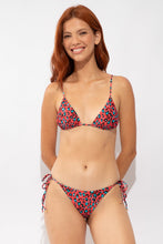 Laden Sie das Bild in den Galerie-Viewer, Model Front: Rio De Sol Bas Bottom Coral-Feline Ibiza-Comfy
