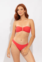 Laden Sie das Bild in den Galerie-Viewer, Model Front: Rio De Sol Bas Bottom Cali-Flamingo Essential-Comfy
