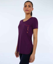 Laden Sie das Bild in den Galerie-Viewer, Model Front: Alto Giro Fitness Haut T-Shirt Skin Fit Inspiracionais Roxo

