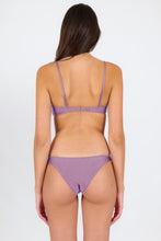 Laden Sie das Bild in den Galerie-Viewer, Model Back: Rio De Sol Ensemble Set Shimmer-Harmonia Bandeau-Knot Essential
