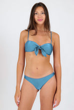 Laden Sie das Bild in den Galerie-Viewer, Model Front: Rio De Sol Ensemble Set Shimmer-Baltic-Sea Bandeau-Knot Nice-Fio
