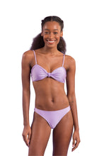 Laden Sie das Bild in den Galerie-Viewer, Model Front: Rio De Sol Ensemble Set Shimmer-Harmonia Bandeau-Joy Essential
