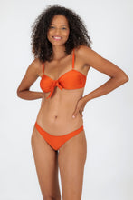 Laden Sie das Bild in den Galerie-Viewer, Model Front: Rio De Sol Haut Top Paprica Bandeau-No
