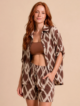 Laden Sie das Bild in den Galerie-Viewer, Model Front: Uv Line Short De Plage Short Basic Diamond Upf50+
