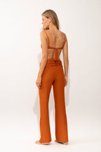 Laden Sie das Bild in den Galerie-Viewer, Model Back: Rio De Sol Pantalon De Plage Ferrugo Murana Pants
