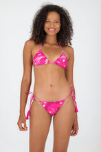 Laden Sie das Bild in den Galerie-Viewer, Model Front: Rio De Sol Bas Bottom Pink-Palms Frufru
