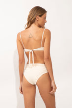 Laden Sie das Bild in den Galerie-Viewer, Model Back: Rio De Sol Ensemble Set Malibu-Natural Zaya Amy
