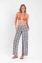 Laden Sie das Bild in den Galerie-Viewer, Model Front: Rio De Sol Pantalon De Plage Ikat Wide Pants
