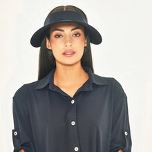 Laden Sie das Bild in den Galerie-Viewer, Model Front: Uv Line Visière Grecia Black Fit Upf50+
