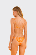 Laden Sie das Bild in den Galerie-Viewer, Model Back: Rio De Sol Ensemble Set Trail-Orange Tri-Fixo Essential
