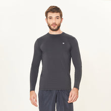 Laden Sie das Bild in den Galerie-Viewer, Model Front: Uv Line T-Shirt Longsleeve Uv X Pro Preto Upf50+
