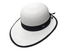 Laden Sie das Bild in den Galerie-Viewer, Model Front: De Punta En Blanco Chapeau Panama Lady Golf White Black
