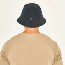 Laden Sie das Bild in den Galerie-Viewer, Model Back: Uv Line Bob Hat Toronto Colors Masc Black Upf50+
