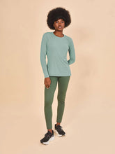 Laden Sie das Bild in den Galerie-Viewer, Model Front: Uv Line T-Shirt Longsleeve Fem New Fit Verde Agua Upf50+

