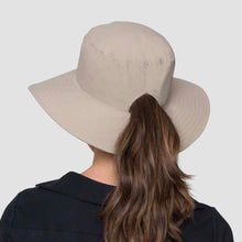 Laden Sie das Bild in den Galerie-Viewer, Model Back: Uv Line Bob Hat California Nac Fem Sand Upf50+
