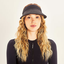 Laden Sie das Bild in den Galerie-Viewer, Model Front: Uv Line Visière Visor Brunei Preto Upf50+
