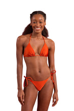 Laden Sie das Bild in den Galerie-Viewer, Model Front: Rio De Sol Haut Top Shimmer-Paprica Tri-Inv
