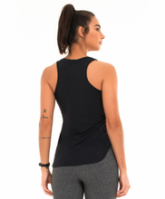 Laden Sie das Bild in den Galerie-Viewer, Model Back: Alto Giro Fitness Haut Regata Skin Fit Alongada Gola V Preto
