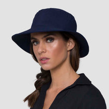 Laden Sie das Bild in den Galerie-Viewer, Model Front: Uv Line Bob Hat California Nac Fem Navy Blue Upf50+

