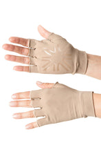 Laden Sie das Bild in den Galerie-Viewer, Model Front: Uv Line Gants Short Gloves Uni Chocolate Upf50+
