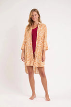 Laden Sie das Bild in den Galerie-Viewer, Model Front: Rio De Sol Robe De Plage Sahari Chemise Gabriele
