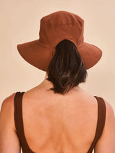 Laden Sie das Bild in den Galerie-Viewer, Model Back: Uv Line Bob Hat California Fem Cognac Upf50+
