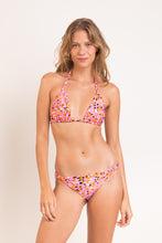 Laden Sie das Bild in den Galerie-Viewer, Model Front: Rio De Sol Bas Bottom Sweet-Camo Mel
