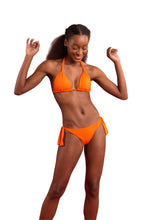 Laden Sie das Bild in den Galerie-Viewer, Model Front: Rio De Sol Haut Top Dots-Orange Mel
