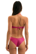 Laden Sie das Bild in den Galerie-Viewer, Model Back: Rio De Sol Haut Top Cloque Lichia Bandeau
