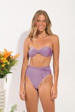 Laden Sie das Bild in den Galerie-Viewer, Model Front: Rio De Sol Ensemble Set Shimmer-Harmonia Twist Belted-High-Waist
