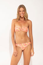 Laden Sie das Bild in den Galerie-Viewer, Model Front: Rio De Sol Haut Top Ditsy-Butter Sara
