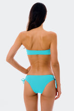 Laden Sie das Bild in den Galerie-Viewer, Model Back: Rio De Sol Ensemble Set Breeze Bandeau-Reto Madrid

