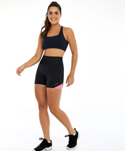 Laden Sie das Bild in den Galerie-Viewer, Model Front: Alto Giro Fitness Bas Bermuda Bodytex Barriga Zero E Bolso Preto
