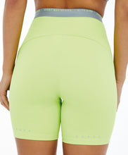 Laden Sie das Bild in den Galerie-Viewer, Model Back: Alto Giro Fitness Bas Bermuda Hyper Elastico Costas Verde Sharp
