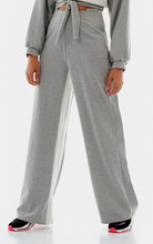 Laden Sie das Bild in den Galerie-Viewer, Model Front: Alto Giro Fitness Bas Calca Bicolore Pantalona Cinza
