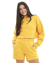 Laden Sie das Bild in den Galerie-Viewer, Model Front: Alto Giro Fitness Haut Cropped M3Cbs Gola Alta Amarelo Amber
