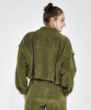 Laden Sie das Bild in den Galerie-Viewer, Model Back: Alto Giro Fitness Haut Jaqueta Cropped Colete Stretch Verde Kalamata
