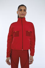 Laden Sie das Bild in den Galerie-Viewer, Model Front: Alto Giro Fitness Haut Jaqueta Techno Taslon Com Bolsos Vermelho Haute Red
