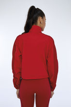 Laden Sie das Bild in den Galerie-Viewer, Model Back: Alto Giro Fitness Haut Jaqueta Techno Taslon Com Bolsos Vermelho Haute Red
