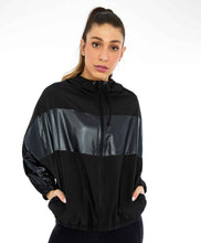 Laden Sie das Bild in den Galerie-Viewer, Model Front: Alto Giro Fitness Haut Jaqueta Tecnospan Recortes Preto
