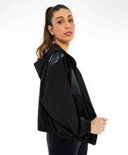 Laden Sie das Bild in den Galerie-Viewer, Image 02: Alto Giro Fitness Haut Jaqueta Tecnospan Recortes Preto
