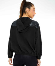 Laden Sie das Bild in den Galerie-Viewer, Model Back: Alto Giro Fitness Haut Jaqueta Tecnospan Recortes Preto
