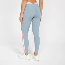 Laden Sie das Bild in den Galerie-Viewer, Model Back: Alto Giro Fitness Bas Legging Blackout Bio Recortes Cinza Lead
